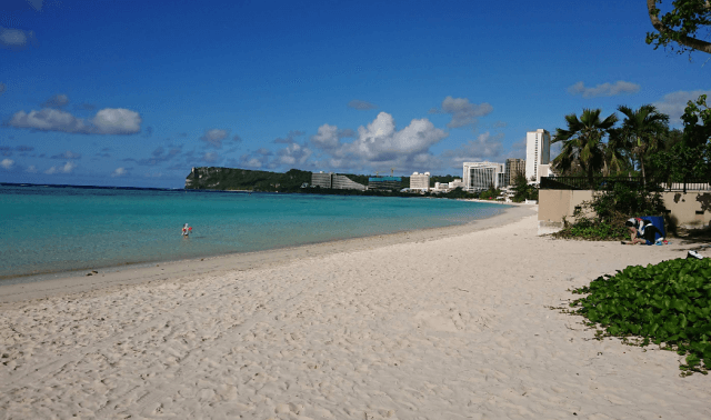 グアムのマタパンビーチの様子です。