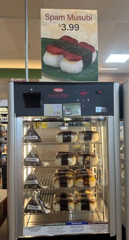 グアムのABCマートで見かけたスパムにぎりとおにぎり。