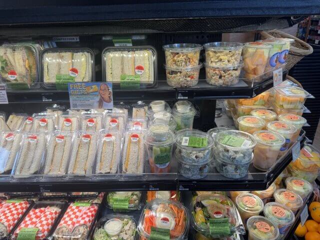 ABCマートにあるサンドイッチ、パスタサラダ、タコスラップ、サラダなど豊富なラインアップ