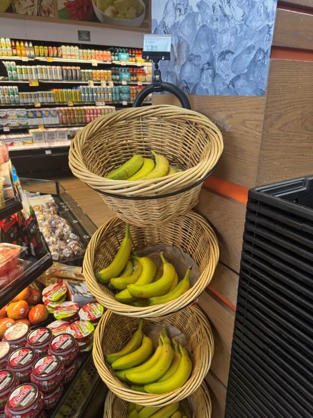 ABCマートグアムで見つけたバナナ。