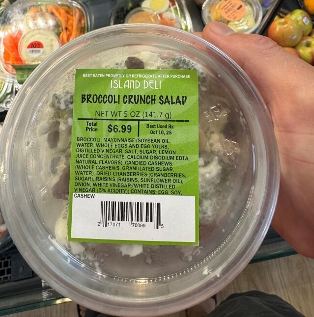 グアムのABCマートにはブロッコリーのサラダもあります。