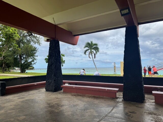 グアムのイパオビーチで見つけたベンチ。