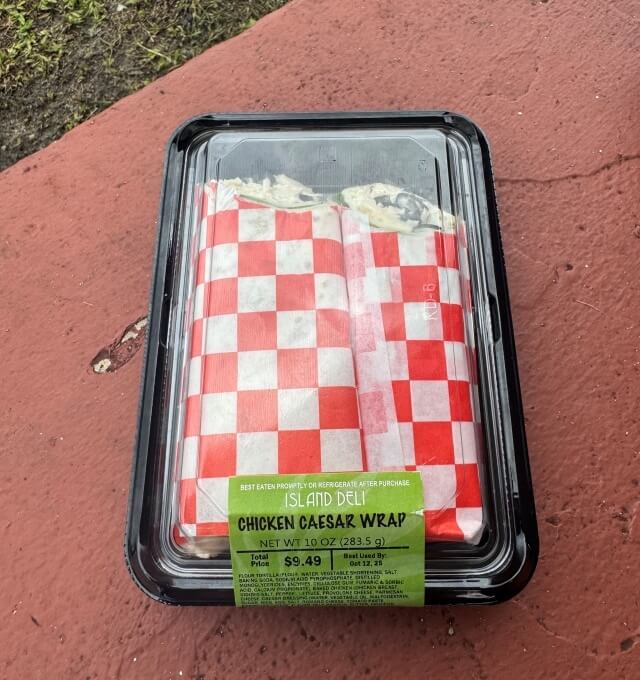 ABCマートで購入した食事シーザーサラダラップをイパオビーチで食べようとした写真、