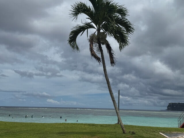 グアムのイパオビーチは快晴で多くの人でにぎわっていました。