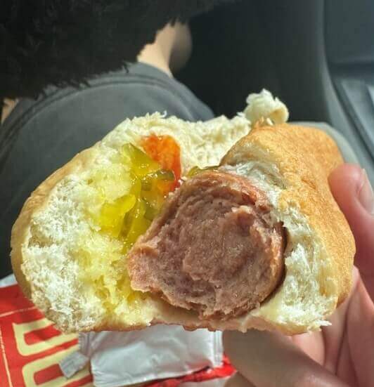 グアムのイパオビーチで社内で食べるホットドッグ。