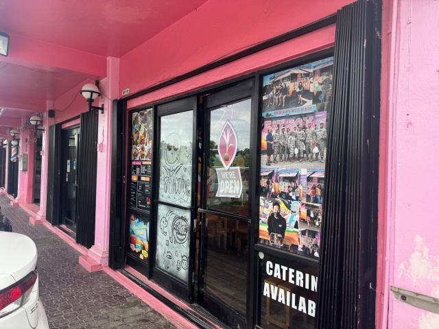 グアムのヘビーヒッターズ、ピンクの建物の1階にあります。