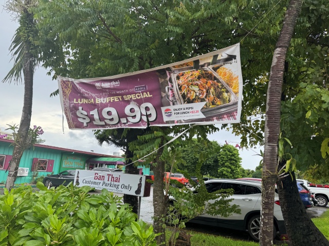ピンクの建物の近くにあるタイ料理レストランバンタイです。ランチタイムは食べ放題ブッフェやってます