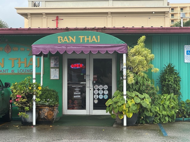 ピンクの建物の近くにあるタイ料理レストランバンタイです。
