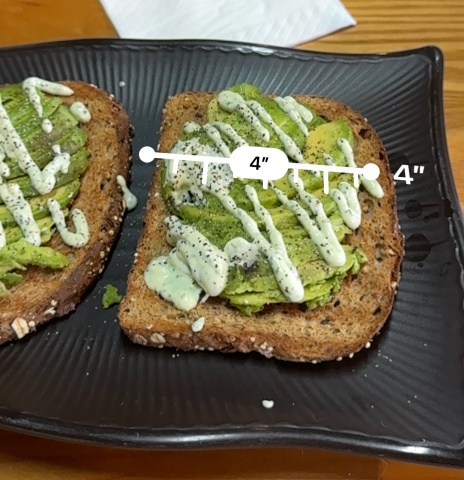 カフェグッチャのアボカドトーストの大きさです。