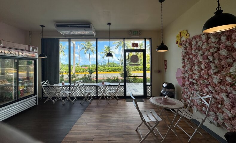 イパオビーチの近くのカフェ、グアムスイートスポットの店内です