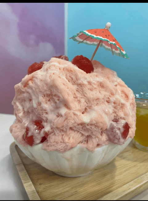 イチゴのかき氷をアイスウナで。