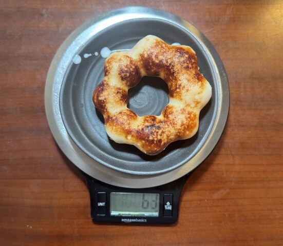 グアムスイートスポットで食べられるもちドーナツの重さです。クリームブリュレ