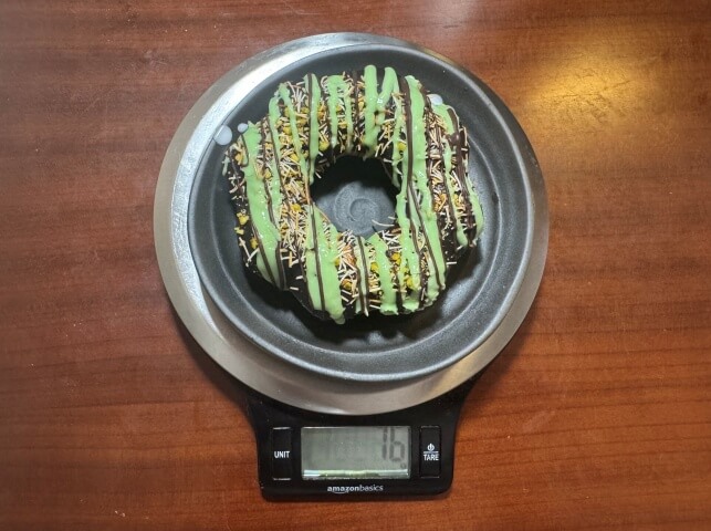 グアムスイートスポットで食べられるもちドーナツの重さです。ドバイチョコ