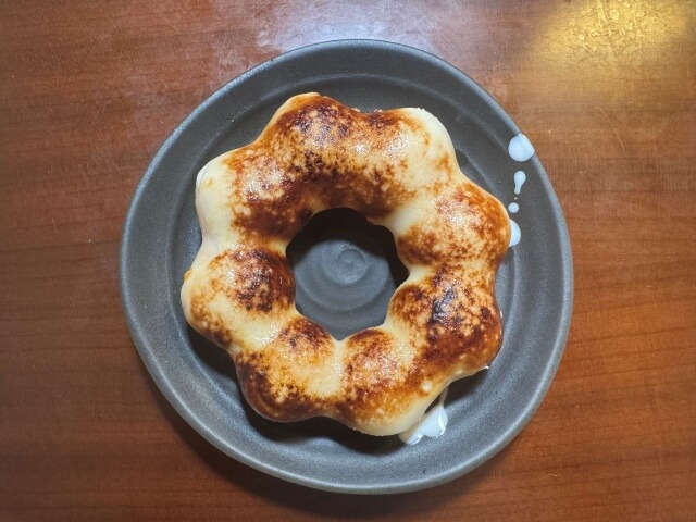 グアムスイートスポットで販売されているクリームブリュレもちドーナツです。