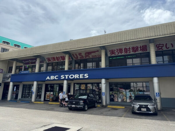 PICホテルの向かい側にあるABCストアです。