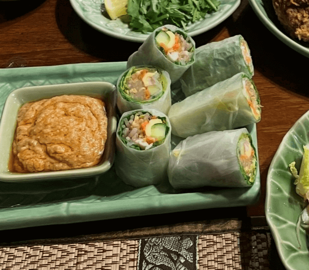 グアムのピンクの建物の近くにあるバンタイで提供されるメニュー生春巻き