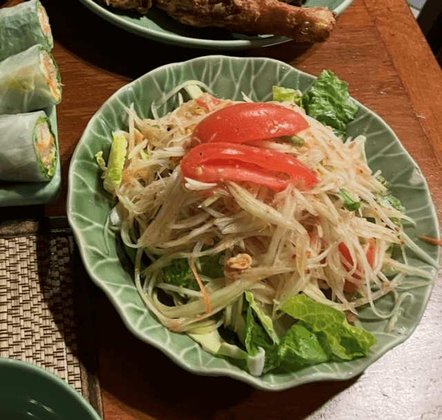 グアムのピンクの建物の近くにあるバンタイで提供されるメニューパパイヤサラダ