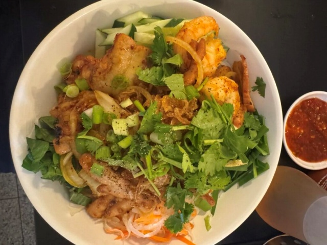 Combination cold noodles with chicken, pork, and shrimp