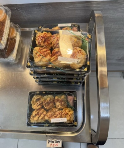 ハガニアショッピングセンターの中にあるPOKE SEVENはロール寿司も手頃な価格です