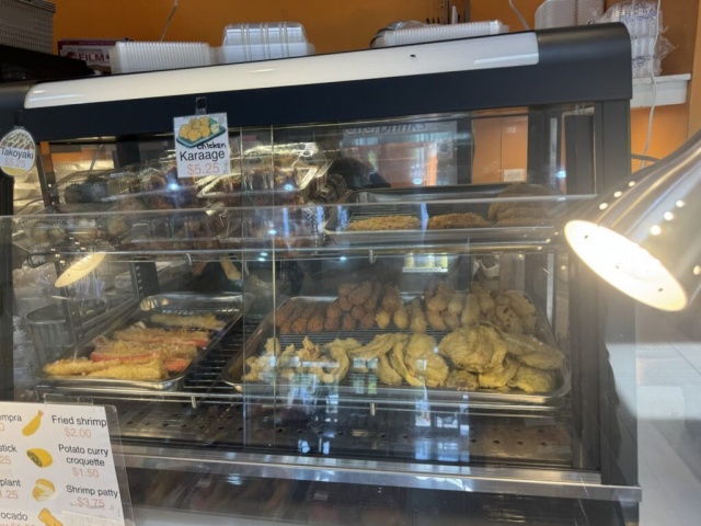 ハガニアショッピングセンターの中にあるPOKE SEVENは揚げ物系もあります