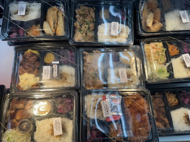 東京マートエクスプレスには色々な弁当が並びます
