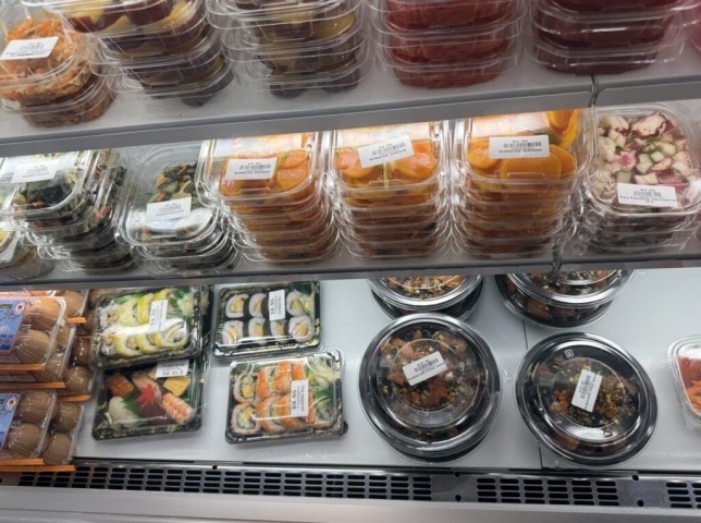 東京マートには寿司もあります