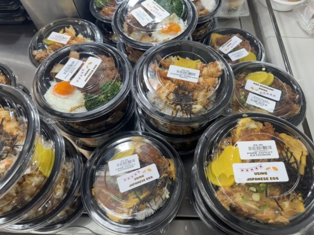 東京マートには丼もたくさん種類があります