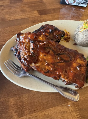 トニーローマのリブの大きさはフォークの長さと同じ20㎝くらいあります。