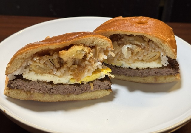 ロコモコバーガーのボリュームを表す写真