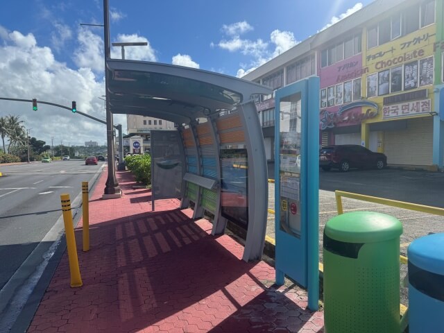 赤いシャトルバスの停車駅です。