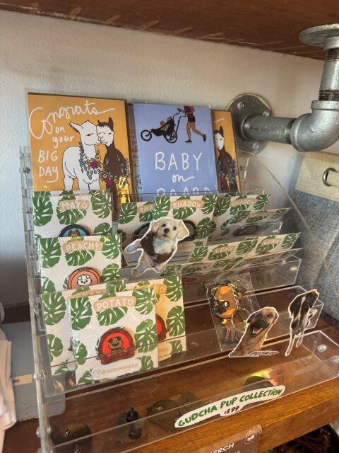 カフェグチャにある犬のキーホルダーのdisplay。