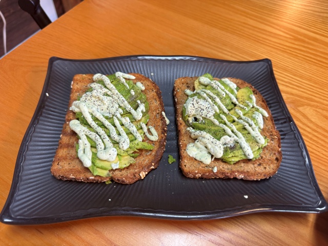 カフェグチャのアボカドトーストの見た目です。