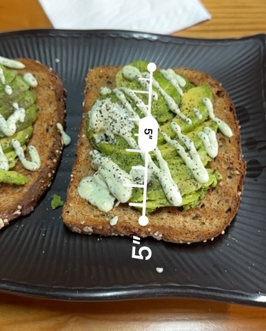 カフェグチャのアボカドトーストの縦の長さを測定したもの。