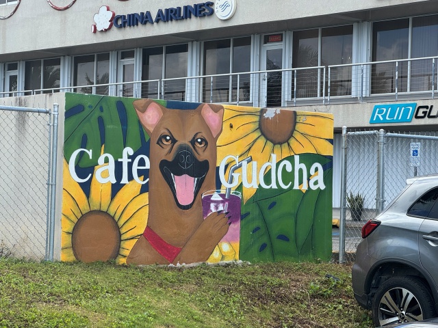 カフェグチャの外にペイントされた犬の似顔絵。